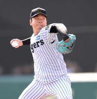 　大勢のファンでスタンドが埋まる２軍開幕戦に先発し、投げ込む村上（撮影・田中太一）