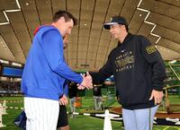 　カウンセル監督（左）と握手する藤川監督（撮影・西岡正）