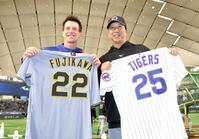 　カウンセル監督（左）とユニホーム交換する藤川監督（撮影・西岡正）