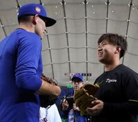 　ボイド（左）とグラブを交換した桐敷（撮影・中田匡峻）