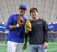 　ボイド（左）とグラブを交換した桐敷（撮影・中田匡峻）