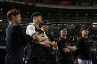 　カブスの練習を見る（左から）梅野、佐藤輝、大山、坂本、桐敷（撮影・中田匡峻）