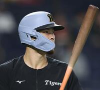 　気合の入った表情を見せる佐藤輝（撮影・中田匡峻）