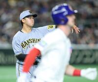 　４回、タッカー（手前）を投ゴロに打ち取る門別（撮影・中田匡峻）