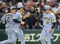 　３回、無失点に抑え、小幡（左）とタッチを交わす門別（撮影・西岡正）