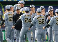 　ナインを迎える藤川監督（撮影・金田祐二）