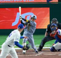 　３回、先制適時二塁打を放つ近本（撮影・金田祐二）