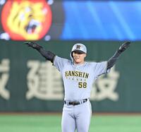 　４回、レフトへ適時二塁打を放ち、塁上でカモメポーズを決める前川（撮影・中田匡峻）