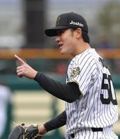 ４回、佐藤を一ゴロに打ち取った富田（撮影・北村雅宏）