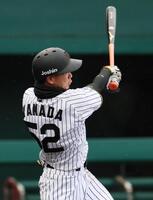 　５回、左前打を放つ山田（撮影・北村雅宏）