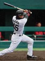 　４回、中前打を放つ佐野（撮影・北村雅宏）