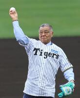　始球式を務める掛布雅之ＯＢ会長（撮影・北村雅宏）