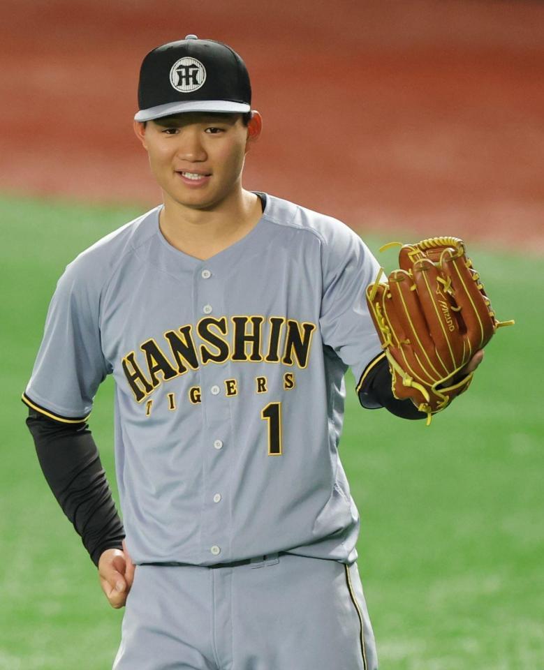 　練習中、笑顔を見せる森下（撮影・西岡正）