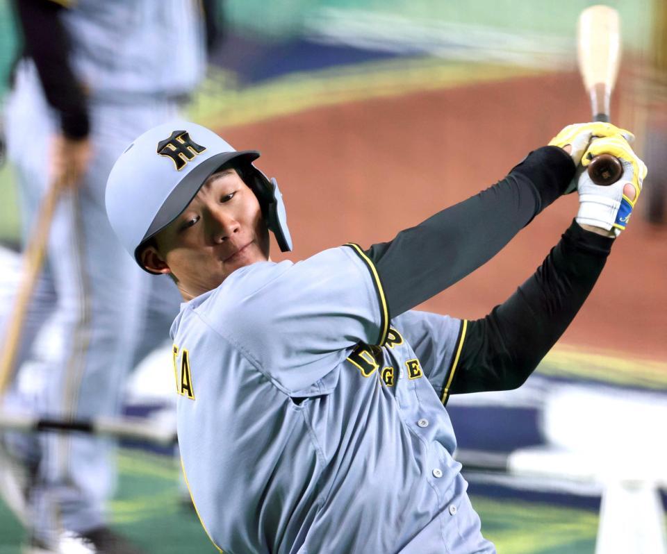 　打撃練習で力強くスイングする森下