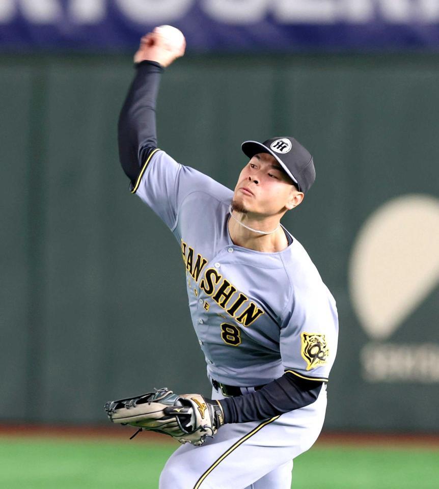 　外野でノックを受ける佐藤輝（撮影・中田匡峻）