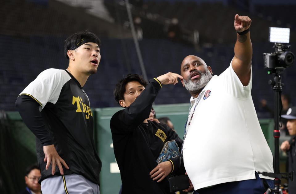 　海外メディア（右）と話す佐藤輝（左）＝撮影・中田匡峻