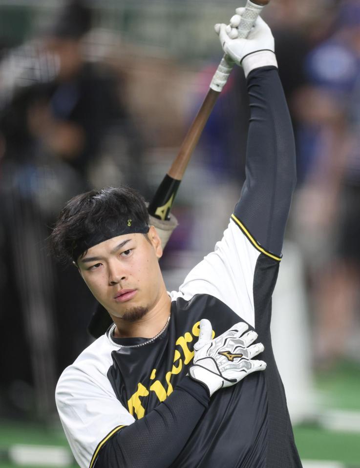 　気合の入った表情を見せる佐藤輝（撮影・中田匡峻）