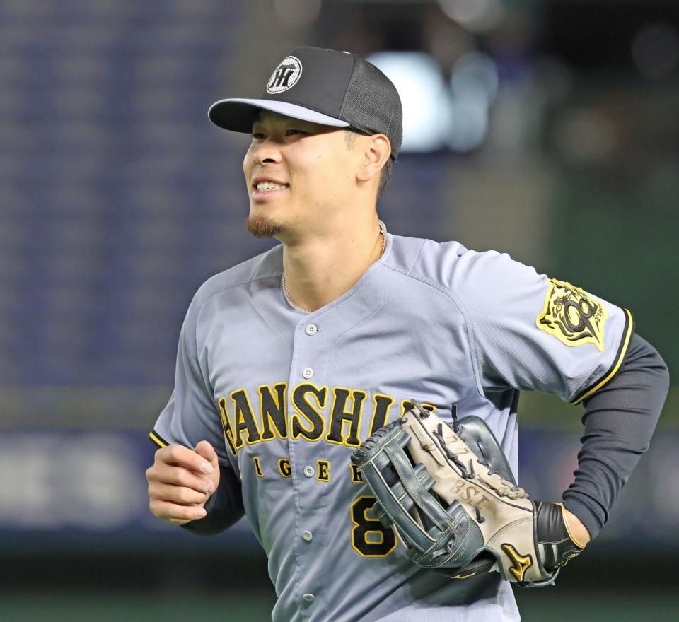 　笑顔を見せる佐藤輝（撮影・中田匡峻）