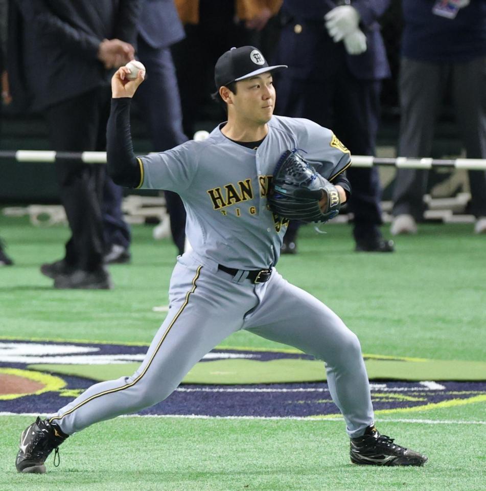 　投内連係で三塁へ送球する木下（撮影・西岡正）