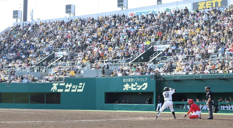 　２軍の開幕戦、大勢のファンで埋まるスタンド