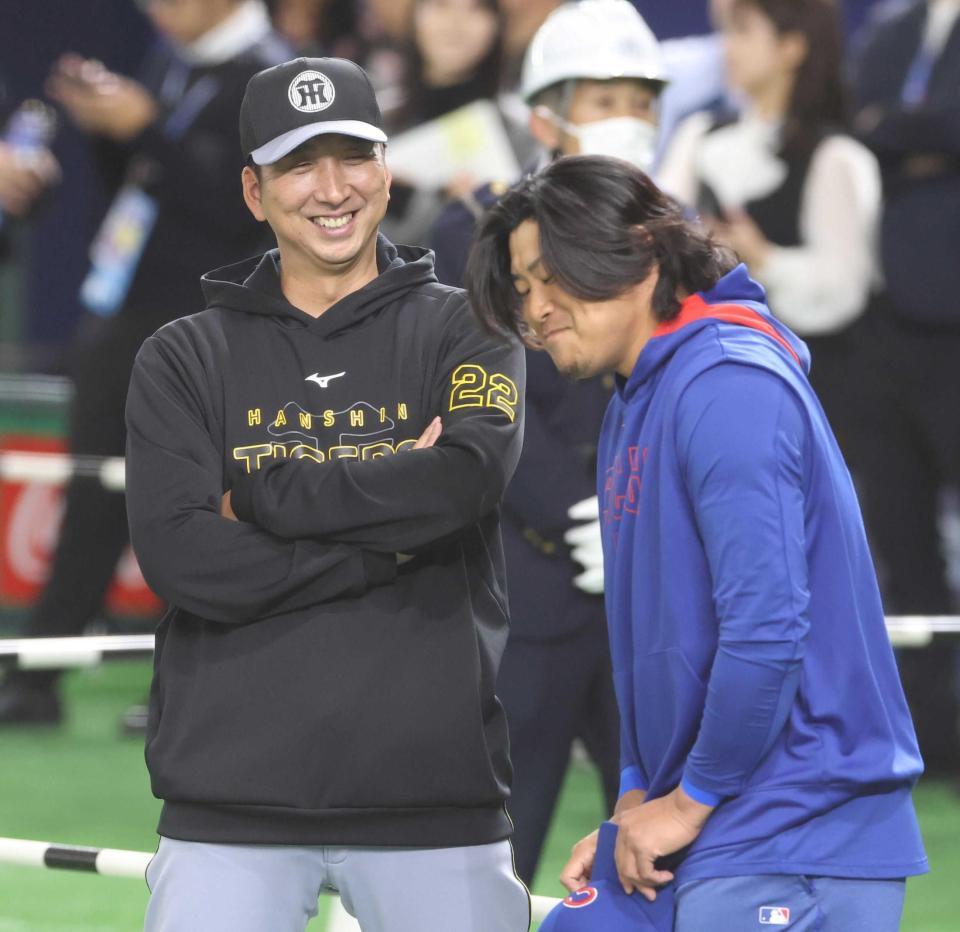 　カブス・今永昇太（右）と話す阪神・藤川球児監督（撮影・中田匡峻）