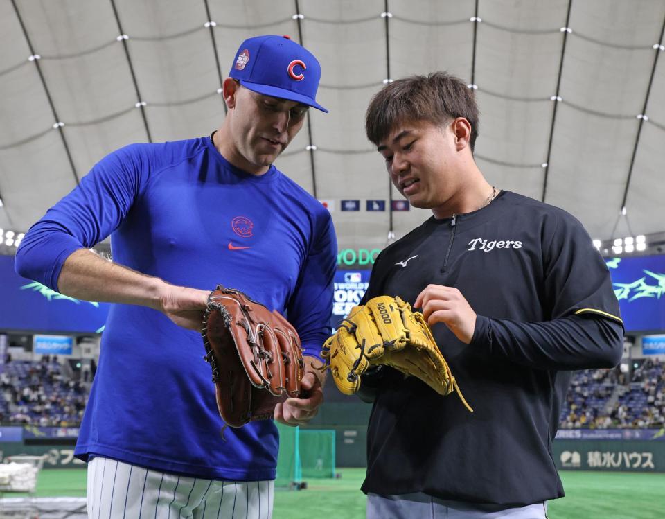 　ボイド（左）とグラブを交換した桐敷（撮影・中田匡峻）