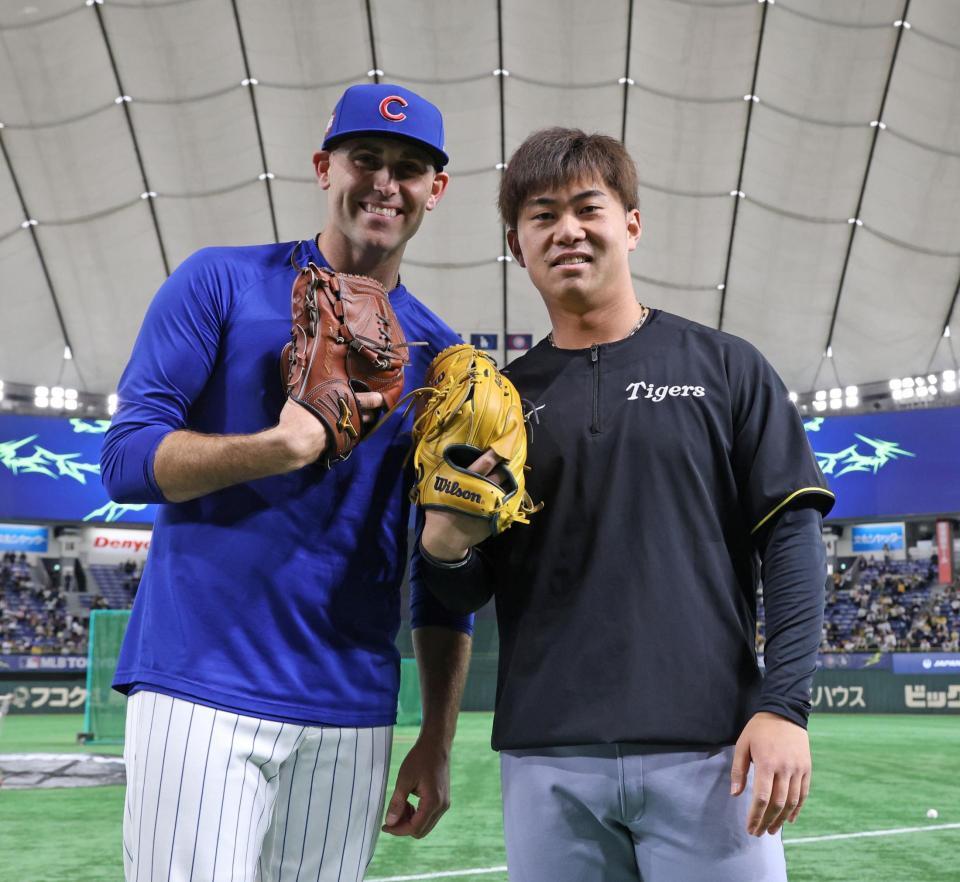 　ボイド（左）とグラブを交換した桐敷（撮影・中田匡峻）