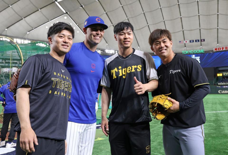 　記念撮影をする（左から）坂本、ボイド、佐藤輝、桐敷（撮影・中田匡峻）