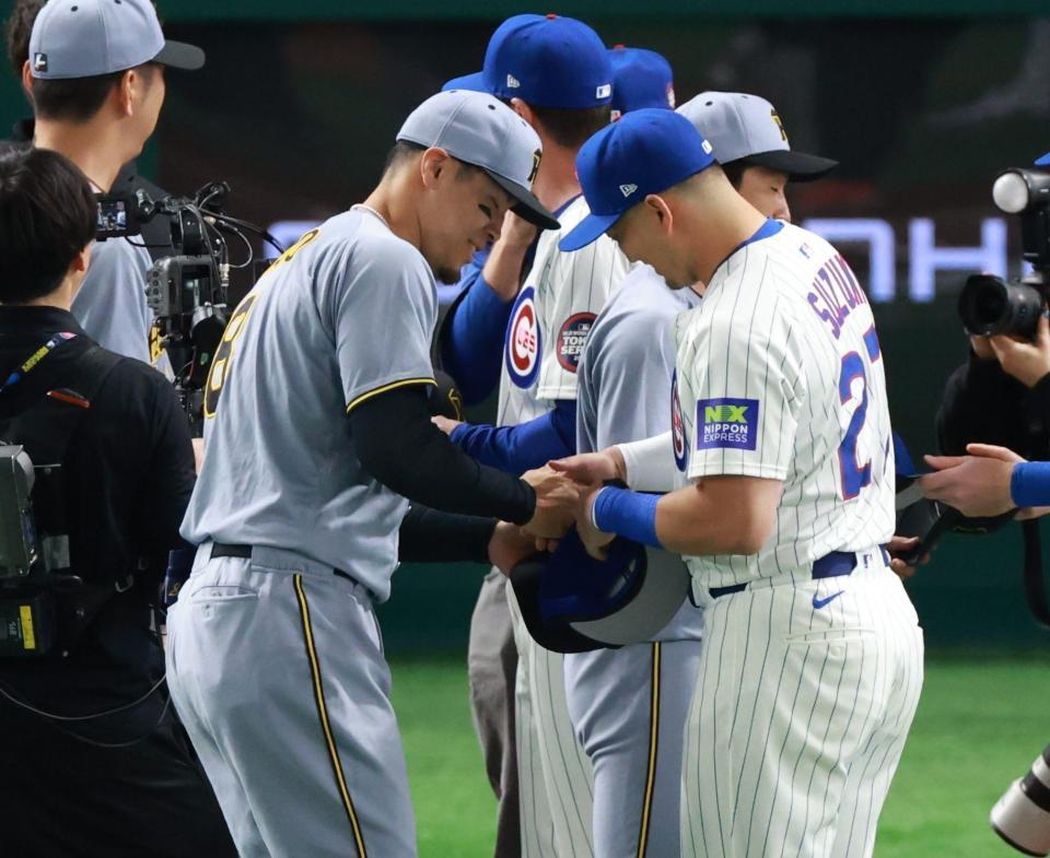 　鈴木と帽子を交換する佐藤輝（撮影・金田祐二）