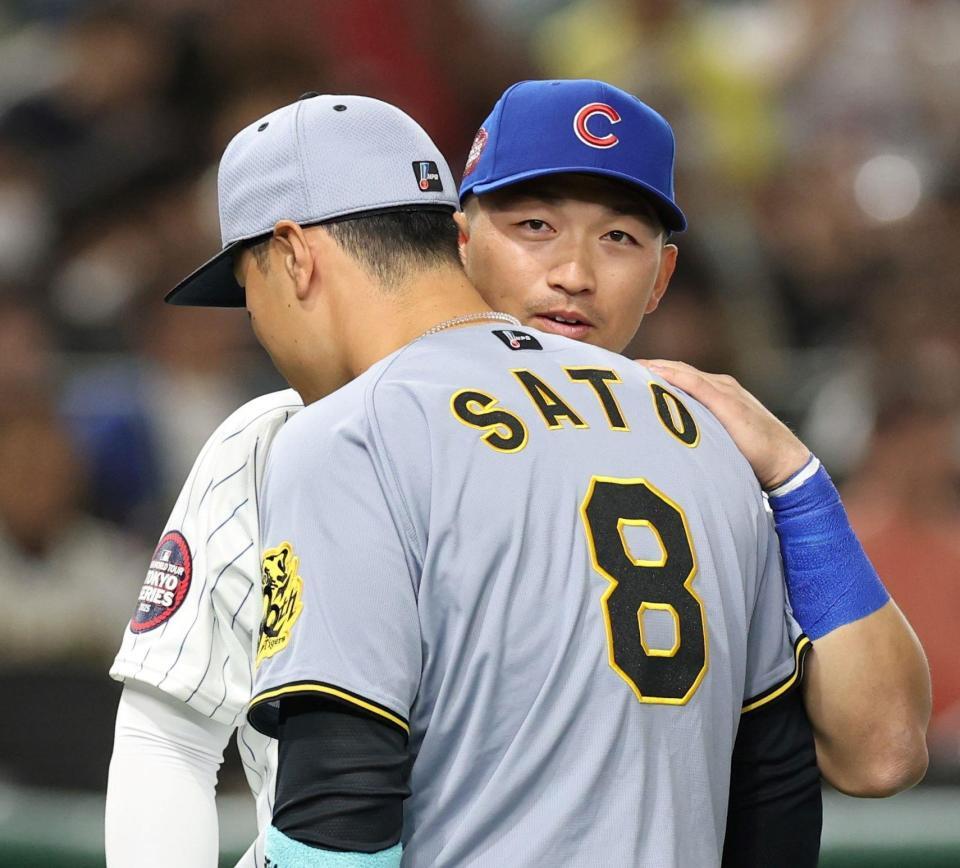 　佐藤輝（８）と話す鈴木（撮影・中田匡峻）