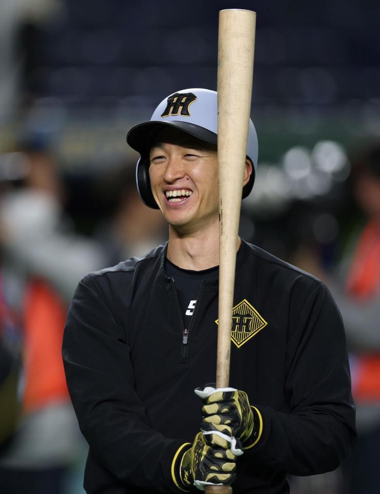 　笑顔を見せる近本（撮影・中田匡峻）