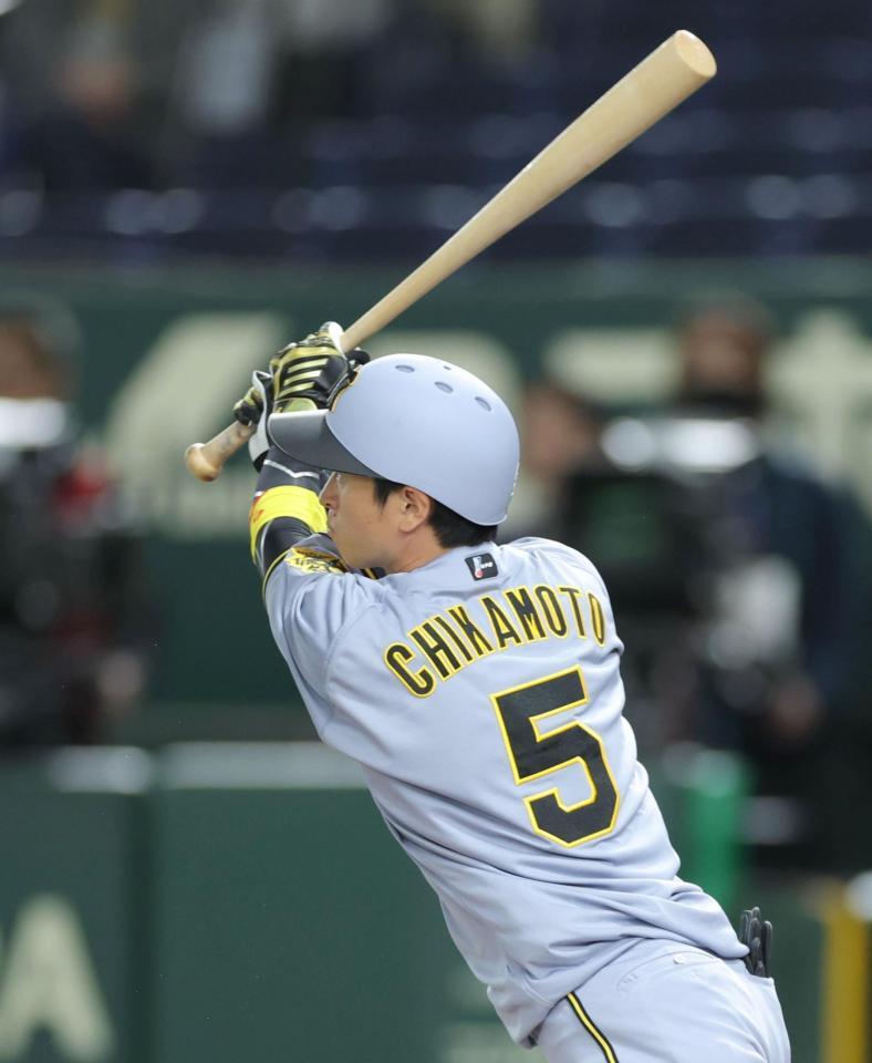 　３回、先制二塁打を放つ近本（撮影・西岡正）