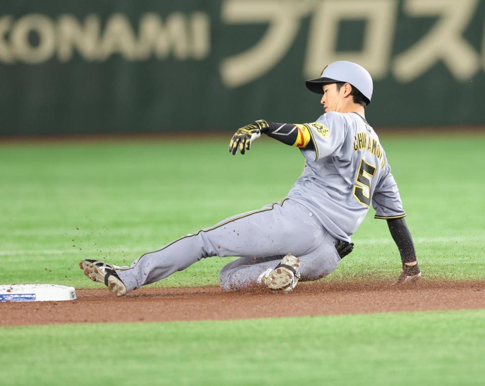 　３回、先制二塁打を放ち、滑り込む近本（撮影・西岡正）