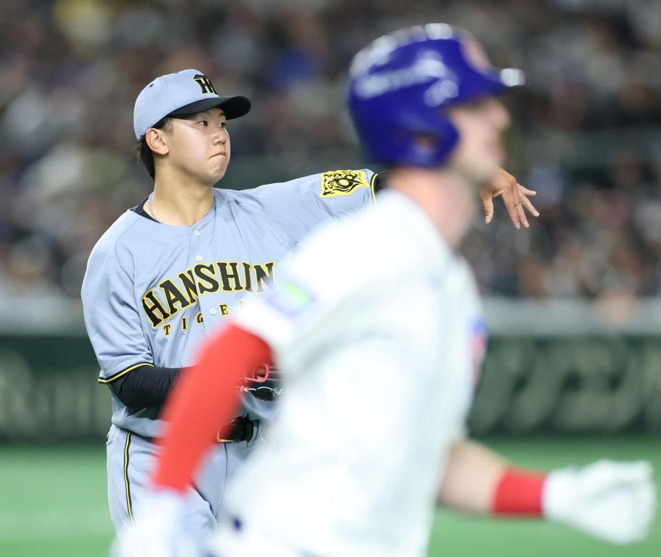 　４回、タッカー（手前）を投ゴロに打ち取る門別（撮影・中田匡峻）