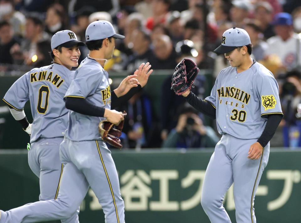 　３回、無失点に抑え、小幡（左）とタッチを交わす門別（撮影・西岡正）