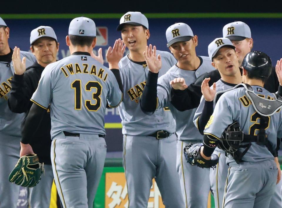 　ナインを迎える藤川監督（撮影・金田祐二）