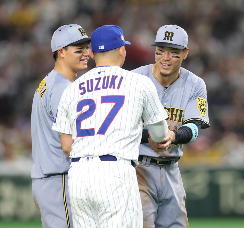 　鈴木誠（２７）と笑顔で握手する森下（左）と佐藤輝（撮影・西岡正）