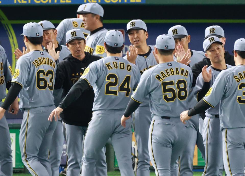 　ナインを迎える藤川監督（撮影・金田祐二）