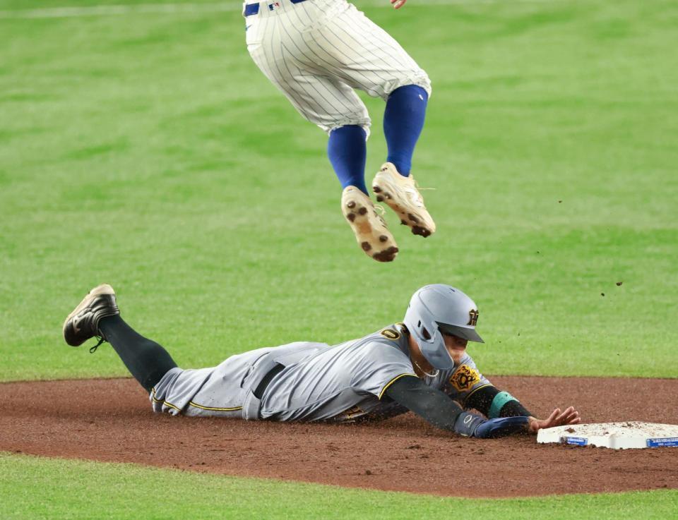 　５回、二盗を決める佐藤輝（撮影・金田祐二）