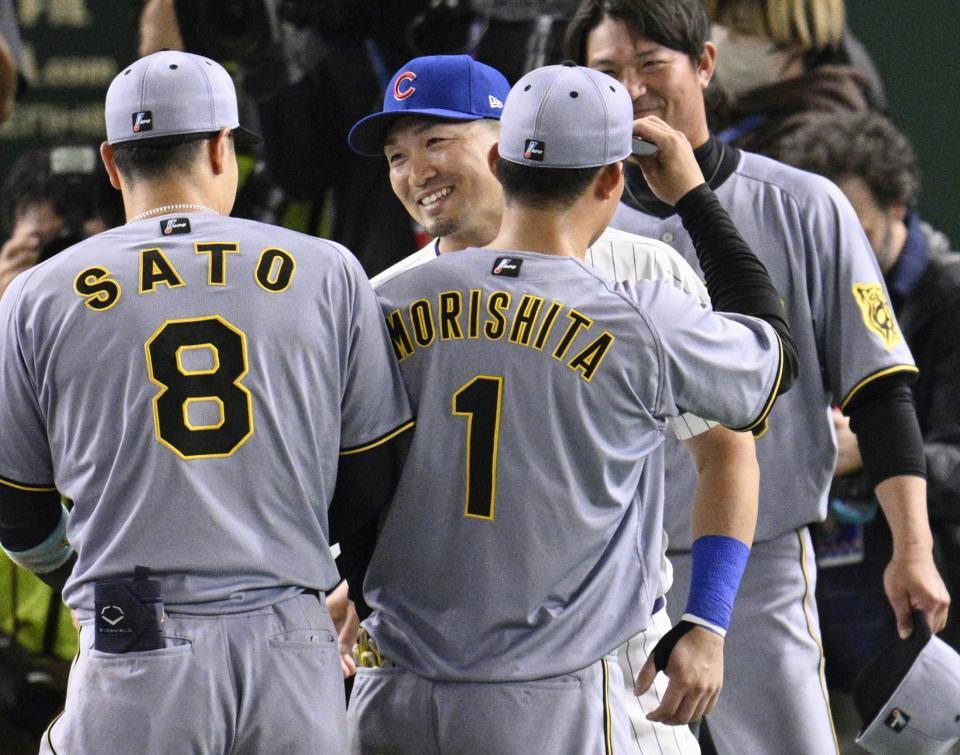 　試合を終え、佐藤輝（８）、森下（１）と言葉を交わす鈴木