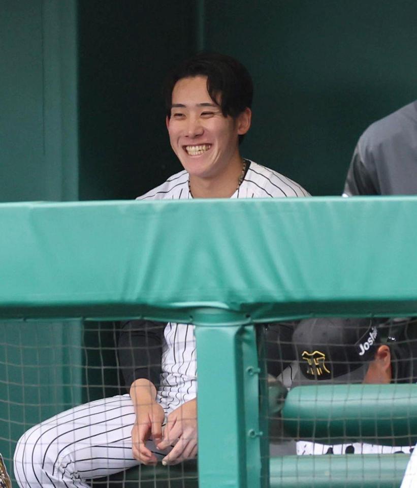 　３回を投げ終え、ベンチで笑顔を見せる富田（撮影・北村雅宏）