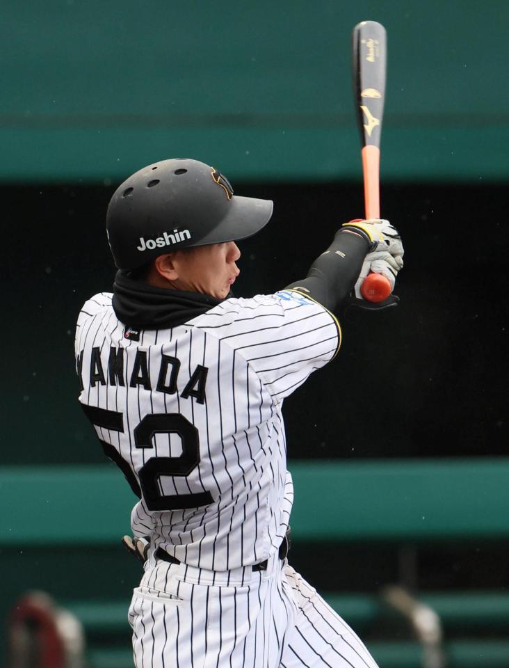 　５回、左前打を放つ山田（撮影・北村雅宏）