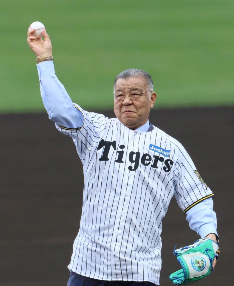 　始球式を務める掛布雅之ＯＢ会長（撮影・北村雅宏）
