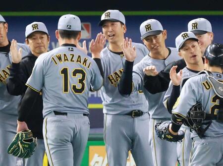 　試合後にナインを迎える藤川監督（撮影・金田祐二）