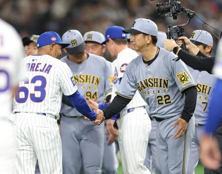 　試合後、カブスナインと握手を交わす藤川監督（撮影・西岡正）