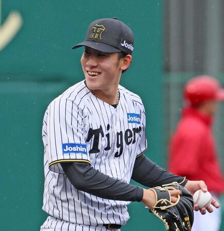 　５回、渡辺を左飛に打ち取った富田は笑顔を見せる（撮影・北村雅宏）