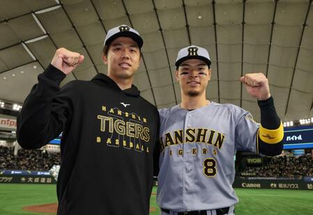 　ドジャースに勝利し、ガッツポーズの才木（左）と佐藤輝（撮影・中田匡峻）