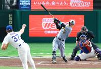 　５回、右前適時打を放つ佐藤輝（撮影・金田祐二）