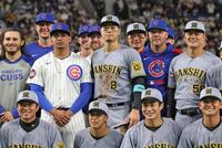 　カブスナインと集合写真を撮る佐藤輝（中央）＝撮影・中田匡峻