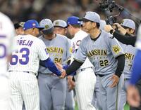 　試合後、カブスナインと握手を交わす藤川監督（撮影・西岡正）